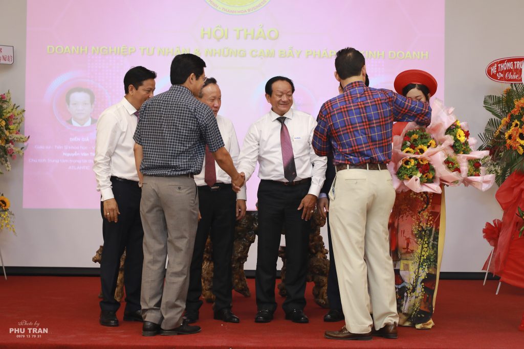 Ông Trần Văn Mười – PCt Thường trực và ông Phạm Văn Phong –PCT tặng hoa cho các khách mời và diễn giả