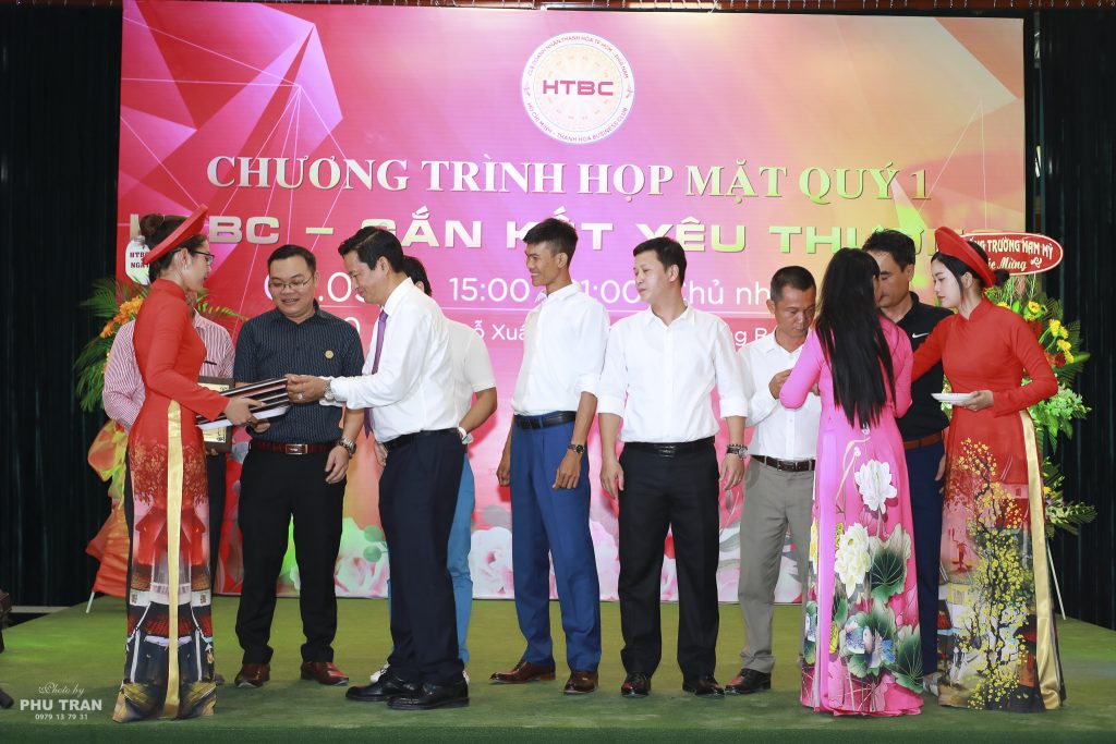Ông Trịnh Tiến Dũng – Chủ tịch HTBC và Bà Ngô Thị Tuyến – PCT/ Trưởng ban Hội viên trao kỉ niệm chương và gắn huy hiệu cho hội viên mới.