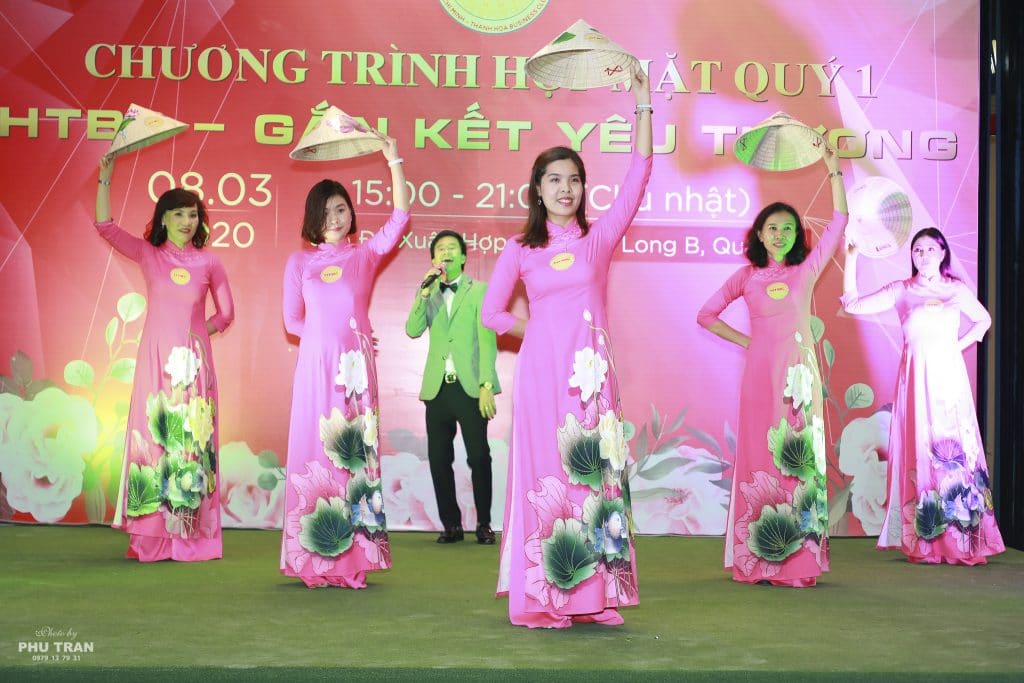 Nhân dịp 8/3, ngày Quốc tế Phụ nữ, “Phụ nữ sinh ra là để yêu thương”, Phụ nữ là người luôn đứng sau sự thành công của các quý ông doanh nhân. Và hôm nay, chính những đóa hoa yêu thương đó hội tụ về đây cùng tỏa sắc trong màn múa đặc sắc của các nữ Doanh nhân HTBC với bài “Sài Gòn đẹp lắm”