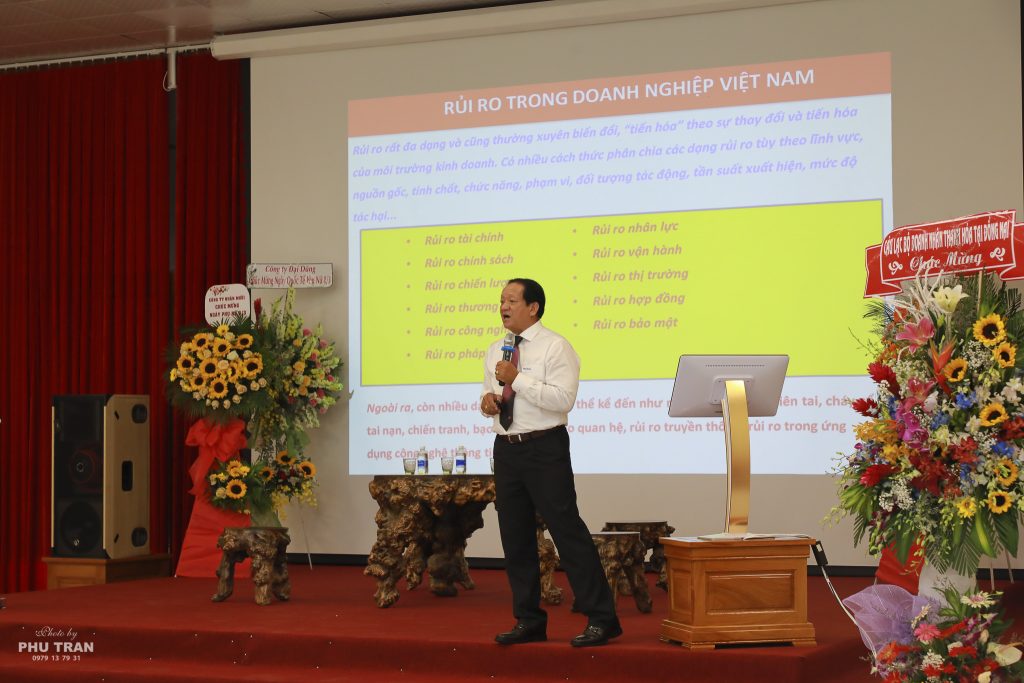Diễn giả Viện sĩ – Giáo sư - Tiến sĩ Nguyễn Văn Tài trình bày về những cạm bẫy pháp lý trong kinh doanh, khả năng huy động vốn, rủi ro đầu tư, tổ chức quản lý Doanh nghiệp cho các Doanh nghiệp tư nhân.